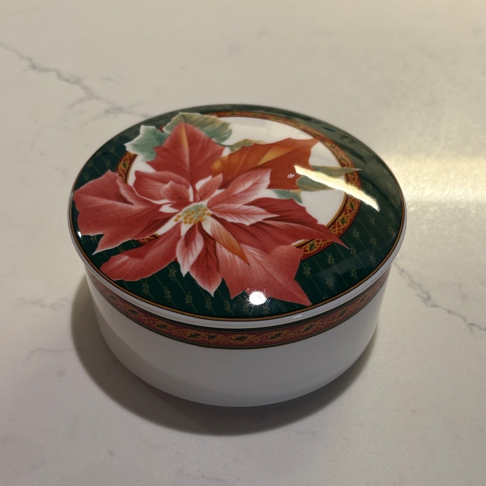 Mikasa Poinsettia Holiday Trinket bowl in Green and Red…. - Picture 3 of 5